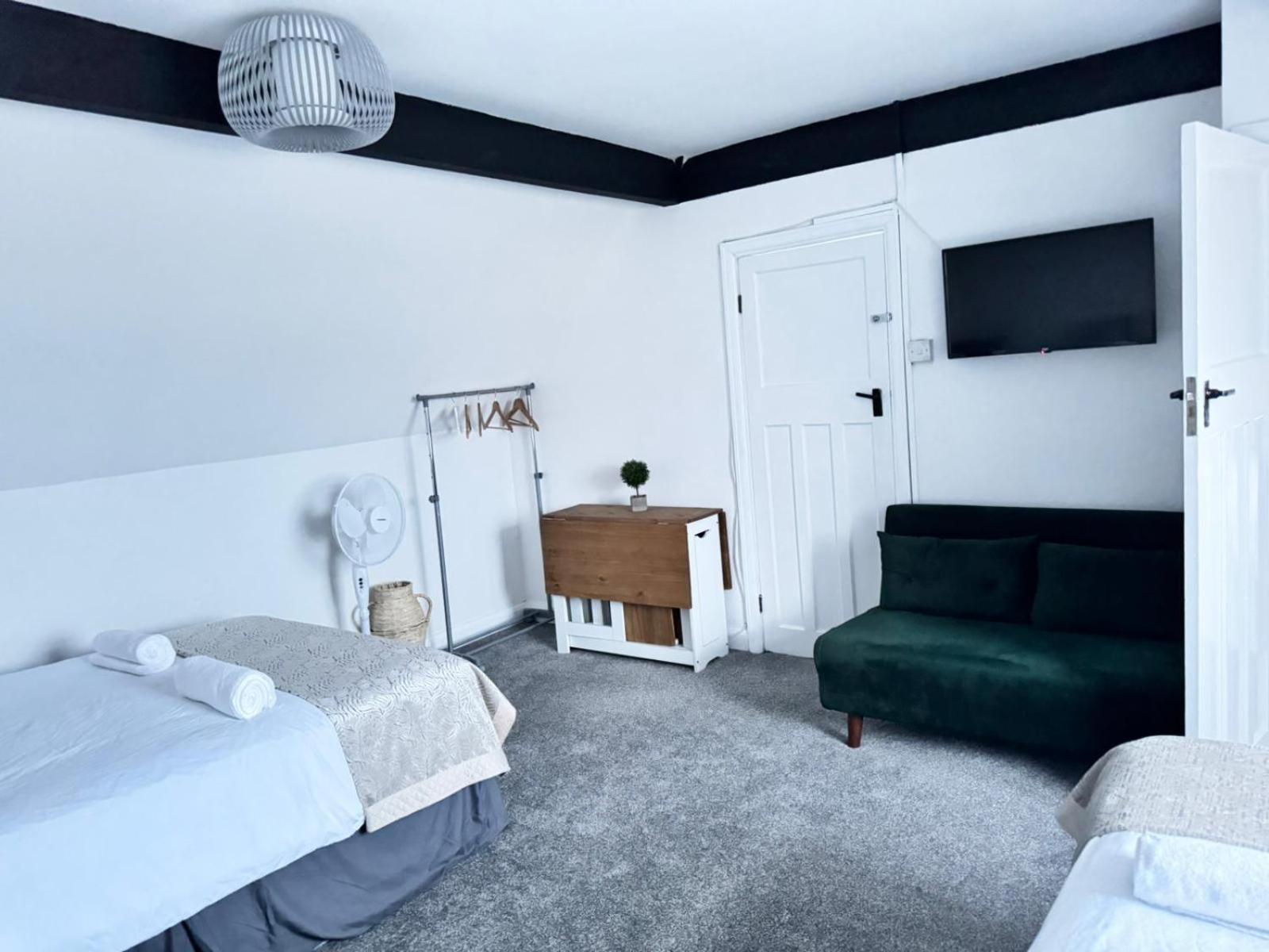 Shm Stays Solihull Hs2 Nec Airport Nr M6 M40 M42 Great For Long & Short Stays 15 Min Walk To Train Station 5 Min Drive To Town Centre Outside Bus Stops & Supermarket Free Parking Extérieur photo
