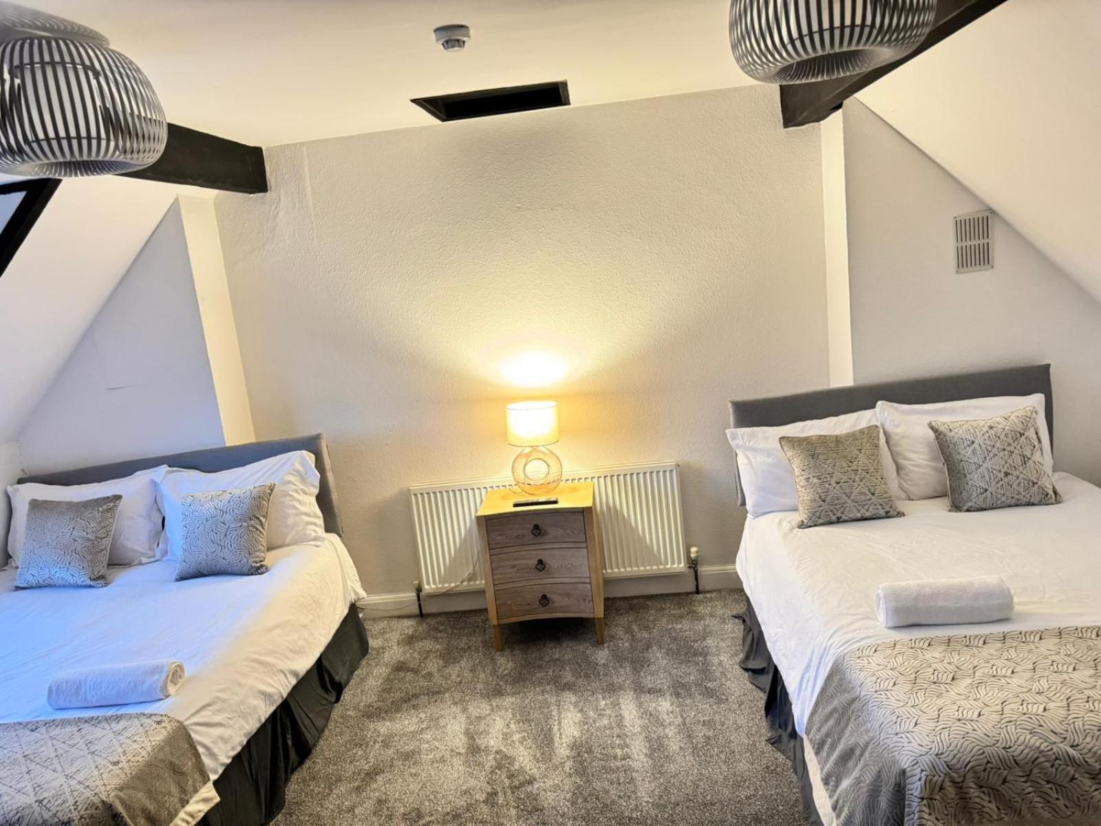 Shm Stays Solihull Hs2 Nec Airport Nr M6 M40 M42 Great For Long & Short Stays 15 Min Walk To Train Station 5 Min Drive To Town Centre Outside Bus Stops & Supermarket Free Parking Extérieur photo
